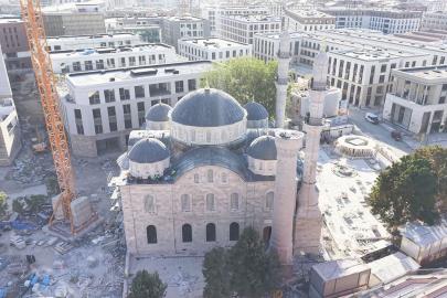 Depremde yıkılan tarihi Yeni Camii'nin inşasında sona gelindi