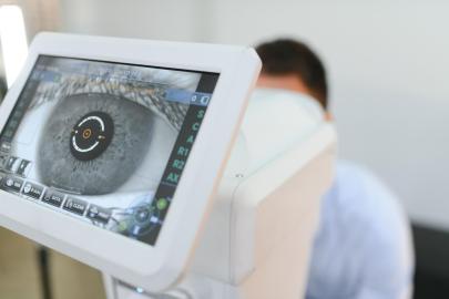 Doç. Dr. Toptan: Sıcaklarla birlikte etkisini artıran ultraviyole ışınlar gözde kalıcı hasarlara yol açabilir