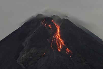Endonezya’da Merapi Yanardağı'nda patlama