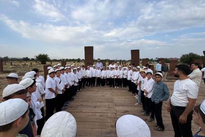 Hafızlık öğrencileri Ahlat Selçuklu Meydan Mezarlığı'nı ziyaret etti