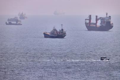 Hürmüz ve Babülmendep'te deniz trafiği yavaşladı