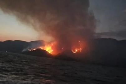 Marmaris'teki yangına denizden ve havadan müdahale sürüyor