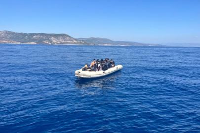 İzmir açıklarında 18 düzensiz göçmen yakalandı