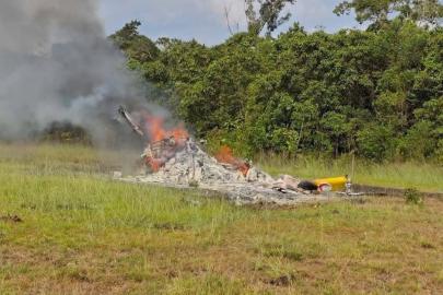 Malezya'da 5 kişiyi taşıyan helikopter düştü
