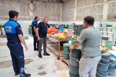 Mersin’de sağlıksız koşullarda üretilen 3 bin 500 kova turşuya el konuldu