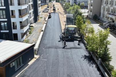 Yeşilyurt'ta altyapısı tamamlanan yollar sıcak asfaltla yenileniyor