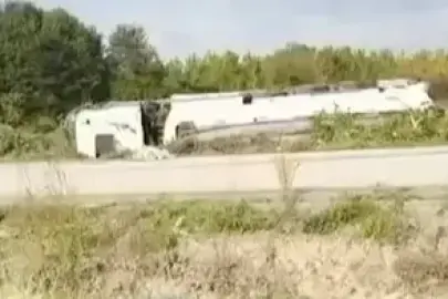 Düzce'de benzin yüklü tanker devrildi